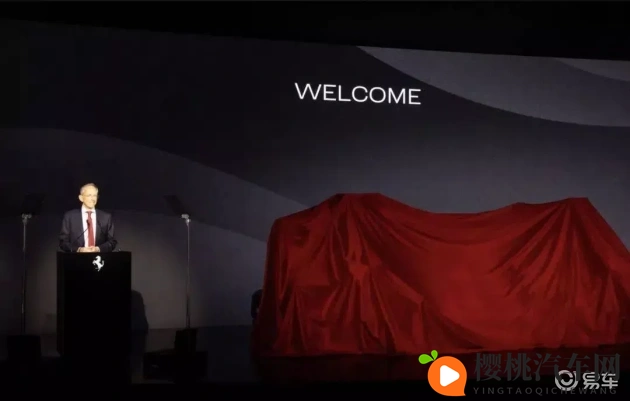 在床上打扑克牌:车内扑克新玩法,温馨时光乐翻天-1