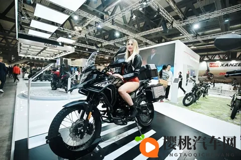 星空传媒春节回家相亲孟孟：春节回家路，孟孟购车选SUV，新期待满满-3