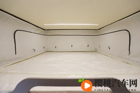 一箱油跑千公里，总电量超200度！标配四驱差速锁，还有超大床！-2