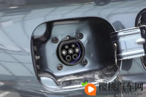 新蓝电 E5 PLUS，1398 万起，带露营大礼包，这款插混 SUV 值得一看！-2