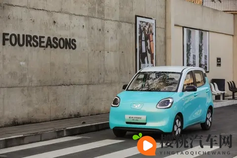 A00级也能开301km，宏光MINIEV四门版长续航上市，售价558万-1