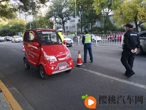 12月1日起 电动车、三轮、四轮车上路“5不准2放行” 处罚明确-1
