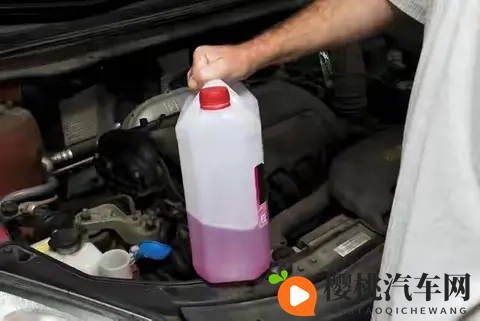 原车防冻液可以使用多少年？记住这2种情况，及时更换防冻液！-3