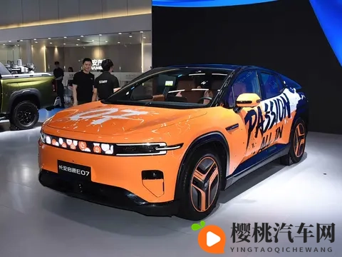 长安全新中大型SUV上市!轿跑跨界外观很动感,配增程_纯电双动力-1