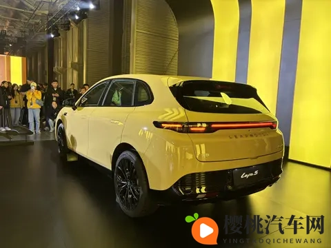 年轻人第一台电动小钢炮？零跑Lafa5预售1058万元起，零百6秒级-2