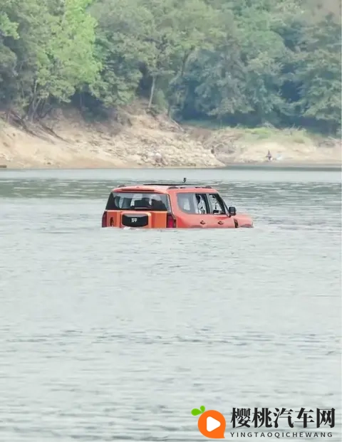 30 万级能渡水的方盒子！奇瑞新SUV 空悬+四驱，馈电油耗 795L-2