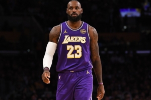 10中3！Skip：詹姆斯表现平平 仅得10分