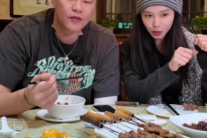 总经理和“53岁女主持”一起快乐美娜在朱芳雨身边小鸟依人