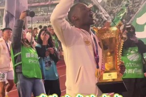 萨拉赫赛后独自一人向球迷挥手