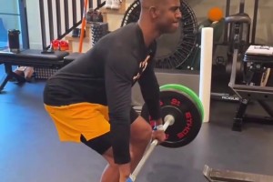 在家陪儿子训练的保罗...