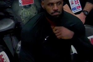 网友偶遇“胖东来”的运输车，车轱辘内侧干净的就像新车一样....