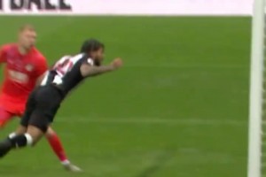 蝙蝠侠来了！名场面：奥巴梅杨德比战进球后的超级英雄庆祝！