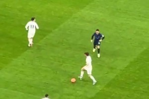 帕斯一个虚晃差点把劳塔罗晃飞了，劳塔罗这劈叉怕不是有点痛哦