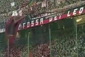 金球先生！04年12月13日，舍瓦向球迷们展示金球！