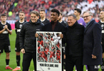 十年传奇，完美告别！29岁科曼含泪告别拜仁，339战铸就九冠功勋