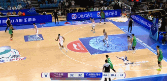 从从容容！付豪剩4秒时间弧顶接球点起防守上篮压哨打中