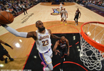 詹姆斯费城生涯32战20胜12负，场均27+7+8
