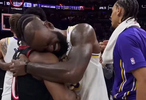 关系太好了！比赛结束后詹姆斯依偎到马克西肩头&双方嬉戏打闹